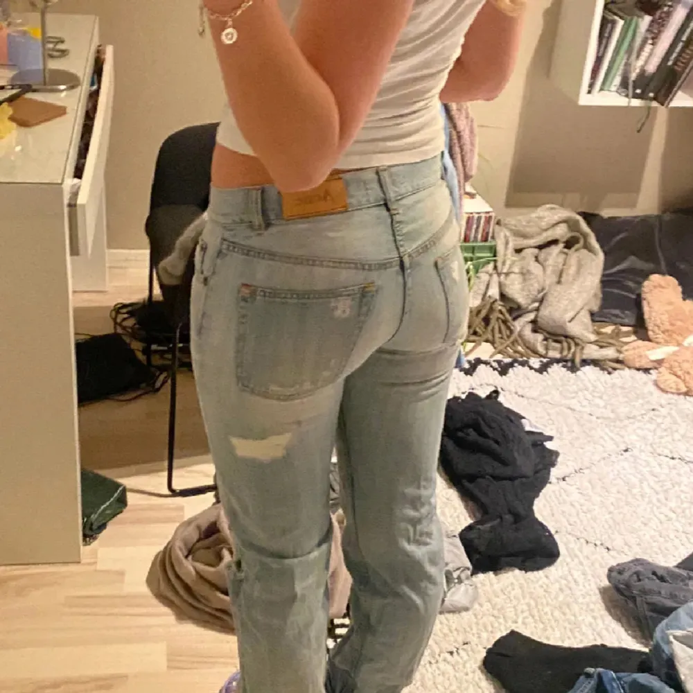 Sjukt snygga lågmidjade acne jeans, ljusblå med slitningar🤍 Fint skick väldigt lite använda, säljs pga att dom är förstora. . Jeans & Byxor.