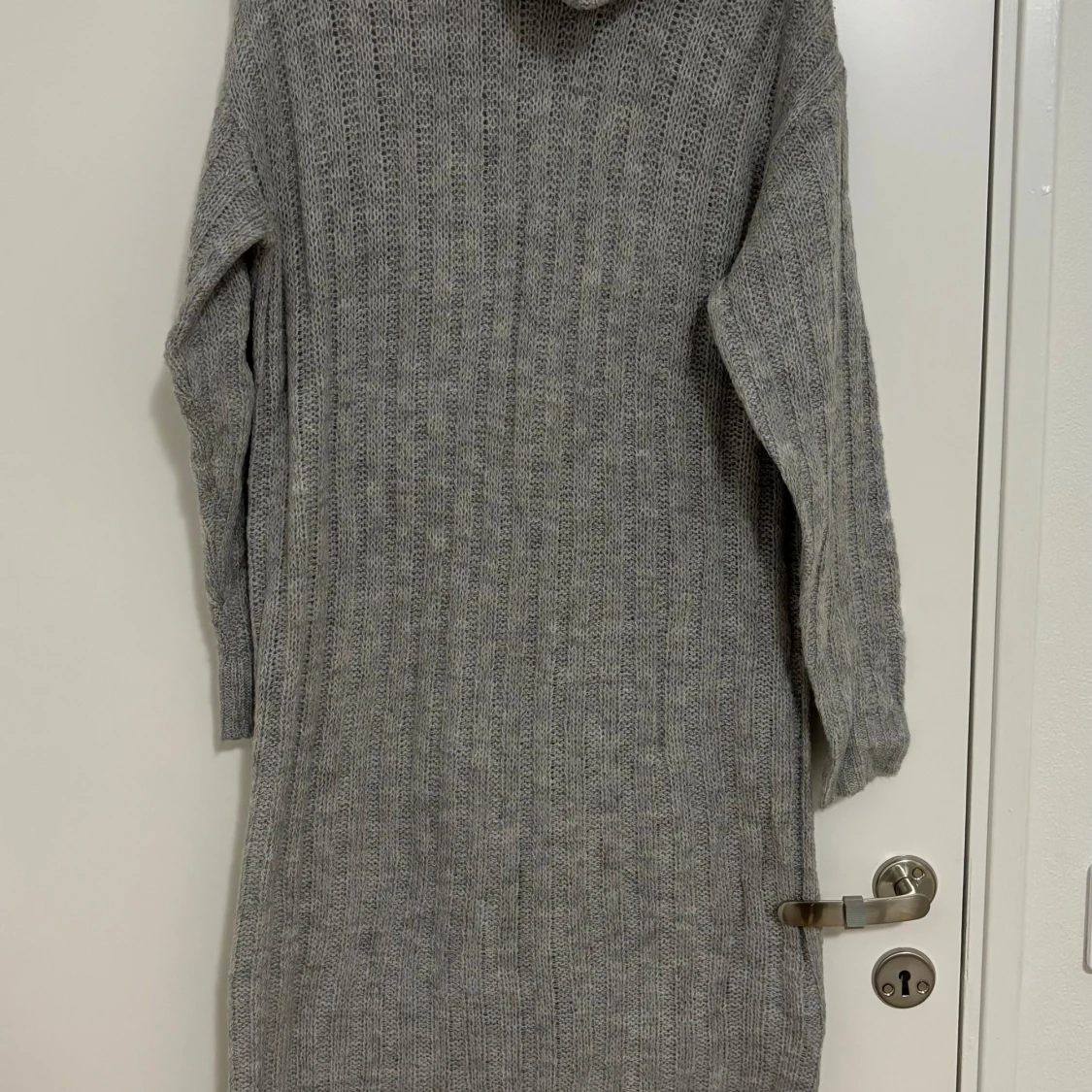 Grå stickad klänning