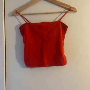 Ginatricot Crop linne  - Säljer denna röda  croppad linnet då den inte passar mig tyvärr, den är super söt men kanske passar någon annan bättre☺️. Den har tjockare material vid bysten så man inte ser igenom.