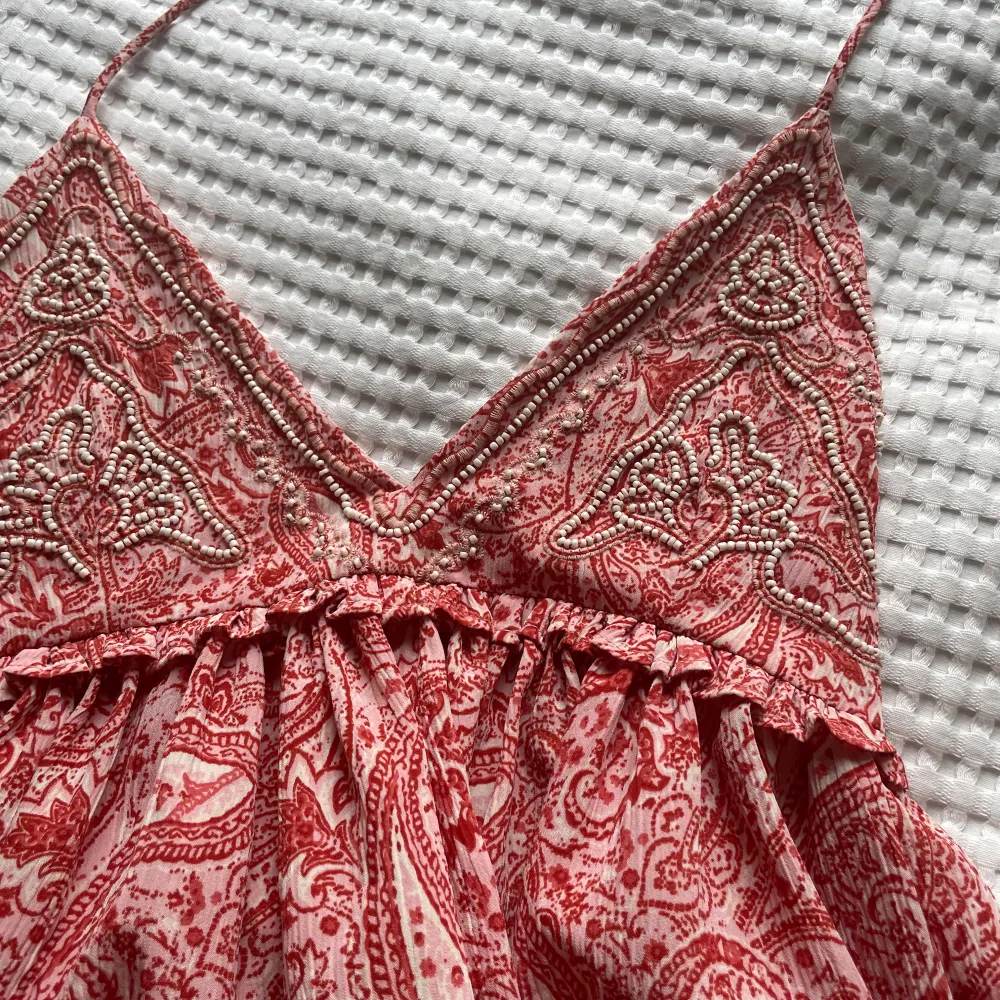 Säljer denna jätte fina zara klänningen eller bikini cover up. Aldrig använt och orginal pris ca 450. Klänningar.