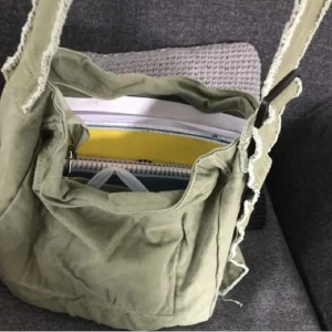 Väska - Fint skick och perfekt till skolan. Höjd 32 cm och längd 34. De första två bilderna är lånade från förra säljaren och färgen stämmer bättre på de