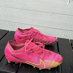 Fotbollsskor  - Storlek 42,5  Underlag konstgräs Köpt för 2500 Bra skor bra skick och väldigt sköna 