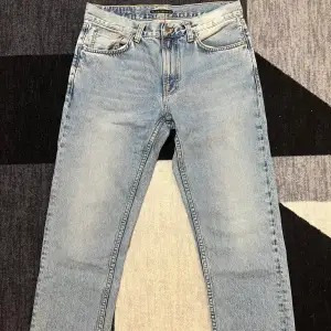 Säljer ett par ljusblå jeans från Nudie Jeans. Dom är i riktigt bra skick och knappt använda då dom inte passar mig. Storleken är W31 L32. Nypris på dessa jeans är 1600kr