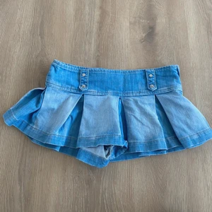 Lågmidjad kjol med shorts - Super lågmidjad minikjol med inbyggda shorts! Midjemått 39 och Längd 24 🩷