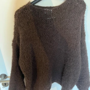 Grovstickad tröja ONLY - Jätte mjuk och knappt använd, sjukt hostig och fin🥰