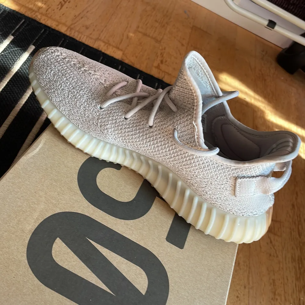 Säljer ett par Adidas Yeezy Boost 350 V2 i grå färg. Köpta på sneakershyllan i Göteborg och är använda väldigt lite enbart på gymmet. Jag säljer dem då jag inte tycker att de passar mig längre och är inte i behov av dem skick 9-10 pris går att diskut. Skor.