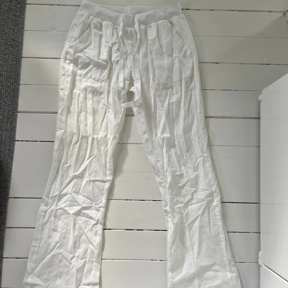 Säljer min linnebyxor, aldrig använda. Är lite genomskinliga annars som nya. Köpta på en marknad i Spanien💕. Jeans & Byxor.