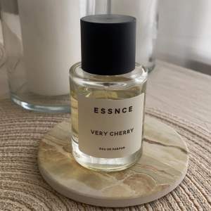 Parfym från essence, den är inspirerad av Lost cherry från Tom Ford. Den är perfekt för layering. 