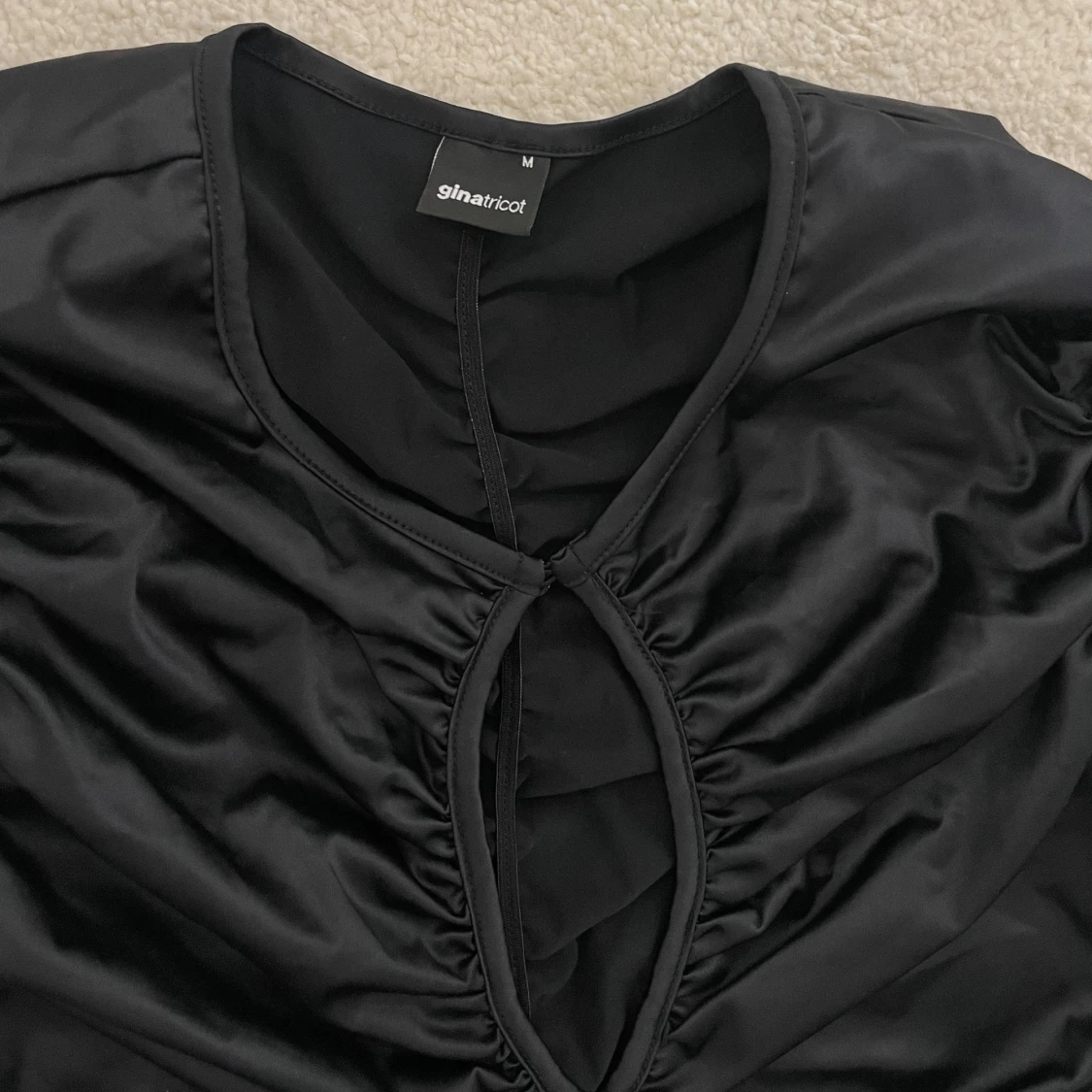 Svart satinblus med rynkdetaljer - 93