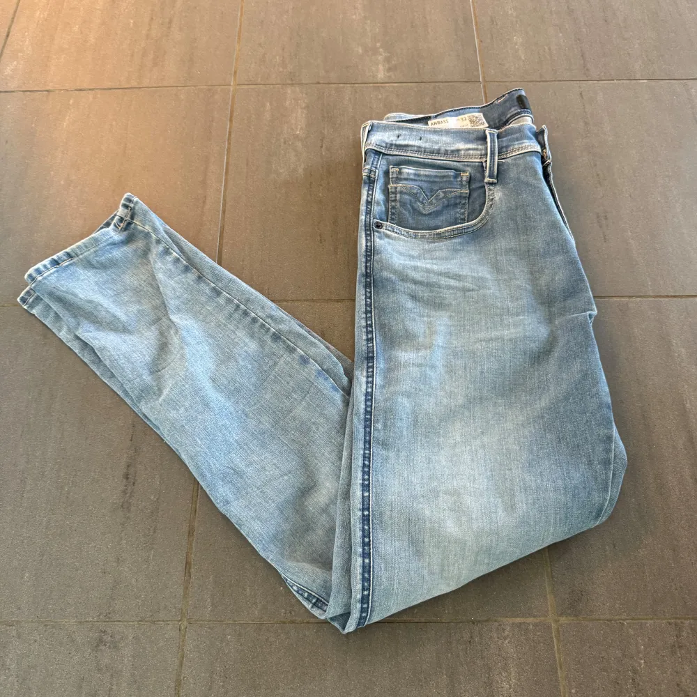 // Replay anbass jeans | Grymt skick | Nypris runt 2000 | Storlek W32 / L30 | Kontakta för fler frågor eller funderingar // Deluxe Closet. Jeans & Byxor.