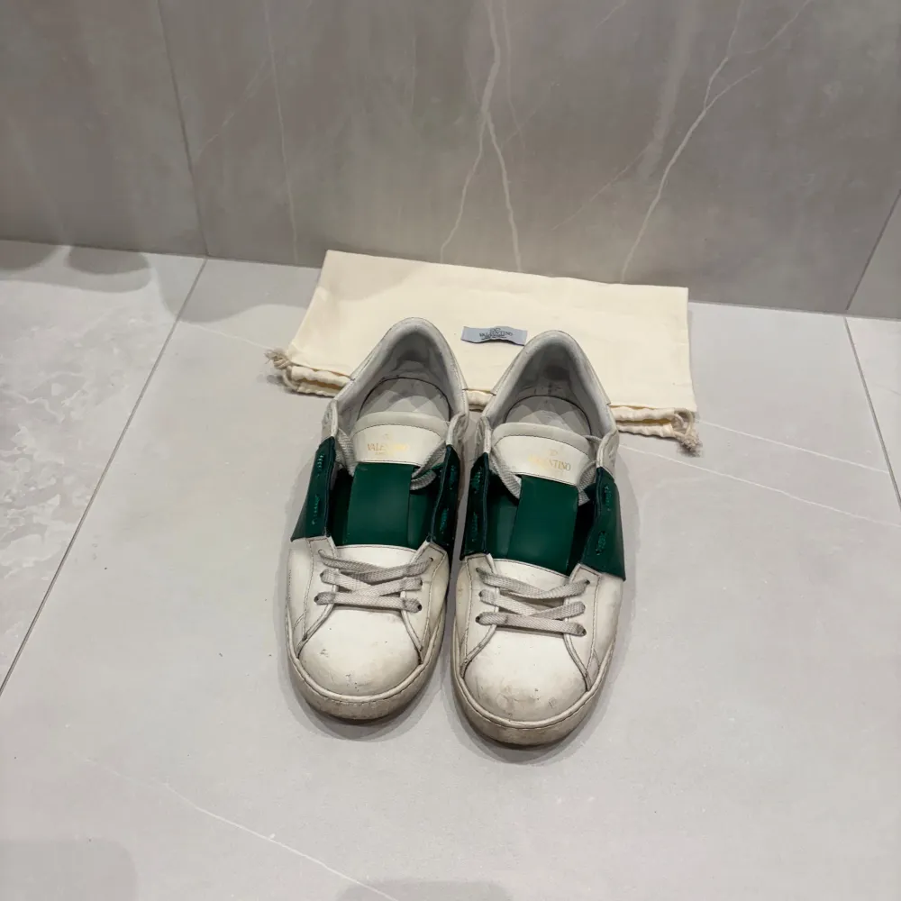 Valentino Open Sneakers |  Skick: 7/10, lite smutsiga | Nypris: ca 6000kr | Ingår : dustbag | Priset är ej hugget i sten vid snabb och smidig affär | Tveka inte på att höra av dig vid minsta lilla fråga eller fundering📩. Skor.