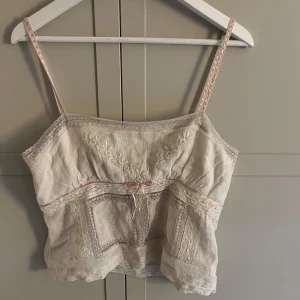 Topp från zara - Jättefin broderad topp från Zara! Storlek M men passar S också💕PRISLAPPEN KVAR! Helt oanvänd. Orginalpris 350kr