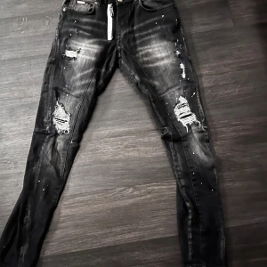 Svarta black Island jeans - Svarta black Island jeans bara använd en gång
