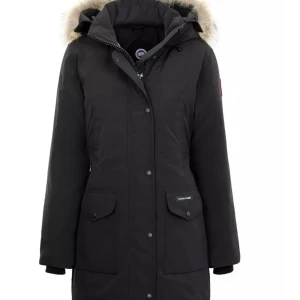 Canada goose jacka dam  - Hej! Säljer nu min canada goose då jag köpt en ny jacka till vintern. Hade min förra vintern så inga skador. Skriv för fler bilder då jag tog en bild som är tagen från hemsidan men löser bilder ❤️