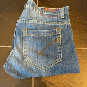 Dondup George - “Säljer nu dessa feta Dondup i den populäraste modellen ‘Gorge’. Dem är i bra skick 9/10. Nypris på dessa är: 4500:- . Och jag säljer de för endast 799:- . Dem är i storleken W30 men passar W29. Skriv vid intresse eller funderingar.”😁