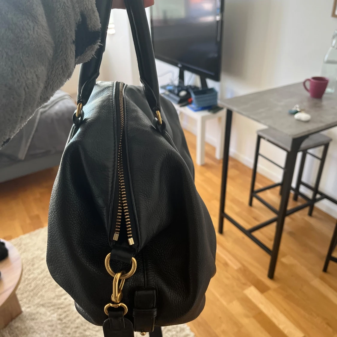 Svart handväska med gulddetaljer - 91