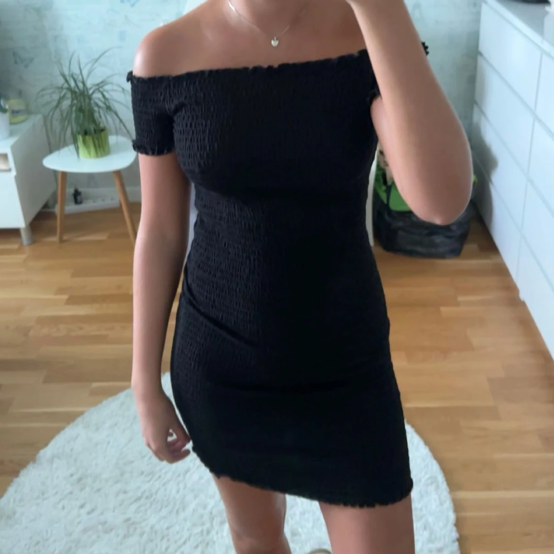 Svart off shoulder klänning - 90