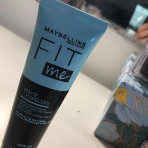 Maybelline Fit Me Matte + Poreless Primer - Säljer en Maybelline Fit Me Matte + Poreless Primer som är perfekt för normal till oljig hud. Denna primer mattar ner huden och minskar synligheten av porer. Den innehåller lera och har SPF 20 för extra skydd. Tuben innehåller 30 ml. Använd en gång 