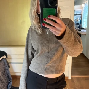 Tröja från gina tricot - Beige/ljusbrun tröja från gina tricot i bra skick. Storlek S och perfekt nu till kallare tider🥰