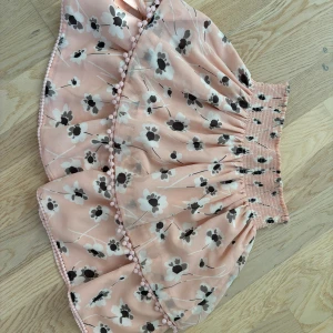 Juicy Couture Volangkjol - Rosa kjol med volanger ifrån Juicy Couture. Storlek xs🌟