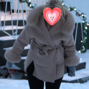 Päls kappa - En väldigt fin pälskappa i storlek xs. Pälsen runt händerna är avtagbara, och dom är jätte lite slitna på under sidan men inget som syns. Skulle även kunna tänka mig byta mot en svart i S