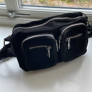 NOELLA VÄSKA - Svart handväska från Noella! Superfint skick, rymmer mycket och passar till allt! 🖤 Kommer tyvärr inte till användning längre.
