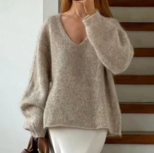 Beige stickad tröja - Säljer denna fina stickade tröja från hm, endast använd ett fåtal gånger så i bra skick. Mohair/ wool blend