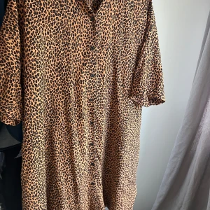Skjorta & Other Stories  - En fin leopard skjorta från & Other Stories i storlek 40. Den är ganska lång men knappt använd. Säljer för 300kr 🧡🧡