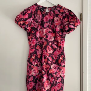 Kort blommig klänning  - Klänning från BikBok som aldrig är använd, endast provad. Köpt för 499. Säljer då den blivit för liten. Skriv för fler bilder, eller om du undrar något annat!  OBS! Liten i storlek