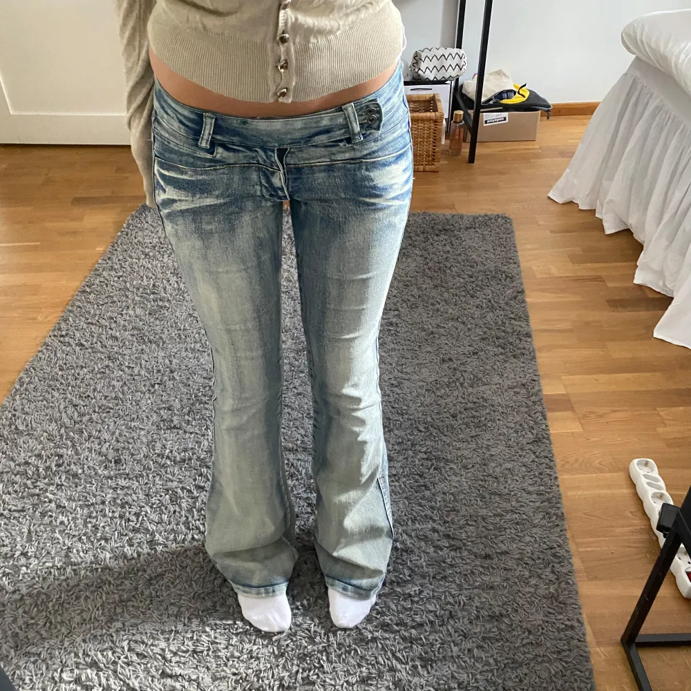 Skit snygga, coola lågmidjade jeans som inte använd längre Midjemåttet-37 cm Innerbenslängden- 80 cm. Jeans & Byxor.