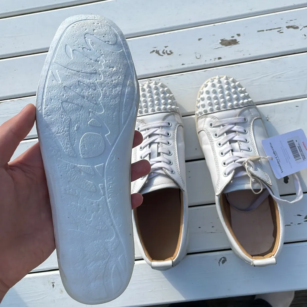 Säljer ett par loubs i väldigt bra skick, nästan som nya förutom att sulan är lite smutsig. Authenticity checkade av Vestariare Collective! Tyvvär inget OG kvar. Pris kan diskuteras.  Hör av er vid frågor och funderingar.. Skor.