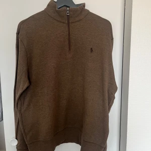 Polo Ralph Lauren - Nypris 2.395,00 kr Double-Knit Mesh Quarter-Zip Pullover Save to Wishlist Polo Ralph Lauren Säljer denna tröja då jag bara använt den fåtal gånger. Tröjan är som helt ny, inga fläckar eller något!