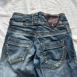 low waist jeans - säljer de här lågmidjade jeansen köpta från sellpy. super fina och snygga på.