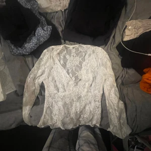 spetstopp  - ursnygg spetstopp i vitt, väldigt festlig! Använd Max 1-2 gånger tyvärr så hoppas att den får ett nytt liv 💋