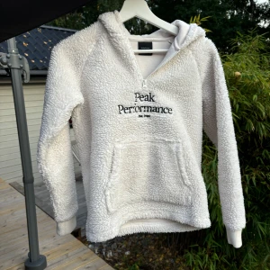 Peak performance hoodie - jättefin vit peak performance hoodie i storlek 150💞 mycket bra skick