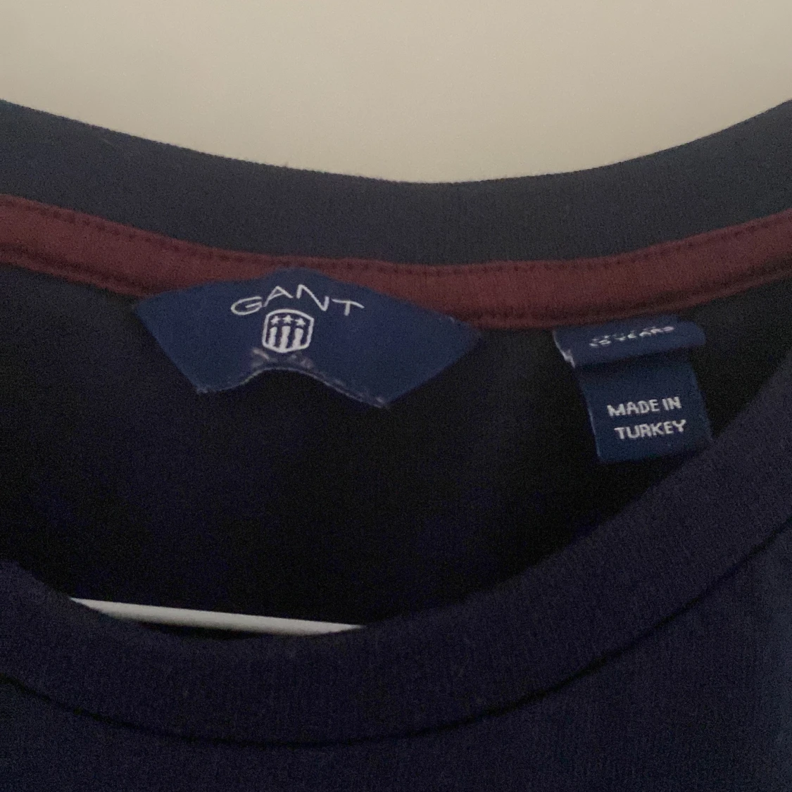 Mörkblå gant tröja med guld bokstäver  - 90