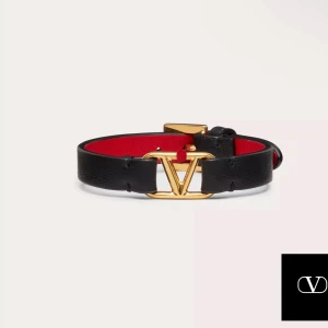 Valentino armband - Hej, en intressekoll på mitt valentinoarmband. Skriv till mig för fler bilder!🥰Nypris 2 715kr 