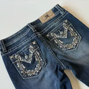 Lågmidjade bootcut jeans från Miss Me. Snygga jeans med hästskor. Perfekt skick, se bild. Mått: Innerbenslängd: 87cm   Midjemått rakt över: 37cm Midjemått: 76,5cm Modellen är 166cm lång. Fler bilder finns. Skriv gärna ifall du har några frågor! 💗