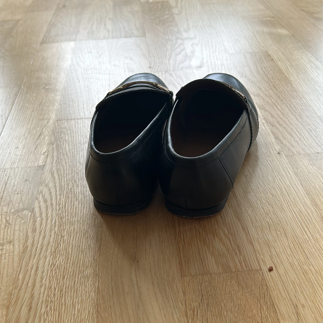 Svarta loafers med metallspänne - 90