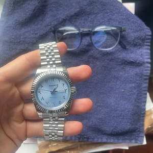 Seiko Mod - Säljer nu denna sjukt feta seiko klockan med arabiska siffror och en schysst blå urtavla. Diametern är 40 mm. Klockan är i nyskick och aldrig använd, kom privat för fler frågor!