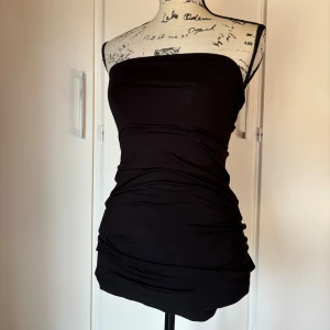 Tub-klänning  - Superfin tub-klänning som aldrig är använd! Jättestretchigt material så den passar många och längden kan man välja lite själv då den formar kroppen perfekt! (Se maxlängd på sista bilden)🖤    Vintage retro cyber y2k archive aesthetic coquette cottage 