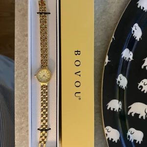 Guldfärgad klocka från BOVOU - Säljer en helt ny guldfärgad klocka från BOVOU. Klockan har en klassisk design med en länkarmband och en stilren urtavla.   Kommer i originalförpackning med verktyg för att anpassa bandet efter sin egna storlek. Nypris: 1395kr ☺️☺️
