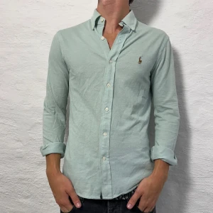 Ralph Lauren skjorta  - En supersnygg och fräsch skjorta från Ralph Lauren i Oxford knit. Färgen är ljusgrön, grymt snygg! Nypris 1599.  Modellen är 183.  Storlek S men kan även passa en liten M. 