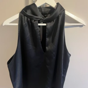 Halterneck topp Zara - Superfin halterneck topp från Zara. Säljer pga inte min stil längre. Har små skavanker om man tittar noga, därav priset! Inget som syns på håll💖