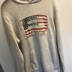 Ralph Lauren hoddie  - Säljer denna riktigt populära hoodien från Ralph Lauren i storlek S. Den är i använd skick har har tecken på användning. Som man kan se på bilderna ovan. Vid snabb affär kan priset diskuteras och vid fler frågor är det bara att höra av sig.