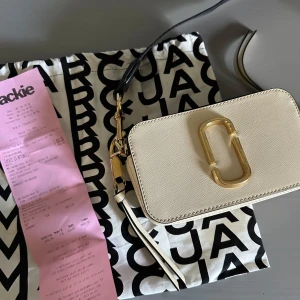 Marc Jacob väska - Säljer min jätte fina Marc Jacob väska då jag vill köpa en annan dustbag och kvitto med kommer köpt på Jackie i mall fint skick se bild 2 för lite repor men inget som syns i helheten🩷