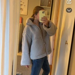 Pile jacka - Intresekoll på dennna slutsålda och populära hm teddy jackan!!!❤️❤️Den har lie sminkfläckar på insadan av kragen, skriv för bilder om de!!       (Men skulle tro att de går bort)