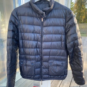 Moncler jacka - Säljer denna jackan från Moncler, i storlek 1 vilket motsvarar en S. Den är lagad på vänster arm, se sista bild. Den är köpt på NK i Göteborg, har tyvärr inte kvitto kvar men på näst sista bilden syns qr-koden som visar på att den är äkta 🤍