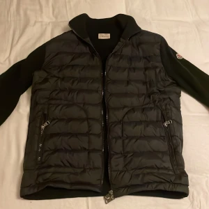 Moncler GIVEAWAY! - Moncler Cardigan giveaway!!! Storlek S. För att vara med så ska man följa mig på plick och lika. Vinnaren lottas den 5e november. Lycka till!