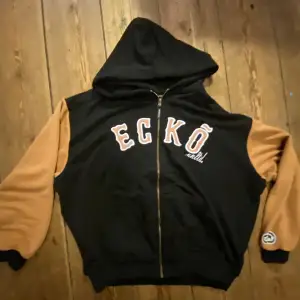 En ecko hoodie från tidigt 2000 tal. Kan snacka om priset Storlek small men passar med som medium